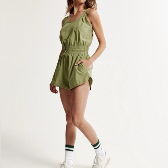ABERCROMBIE & FITCH Traveler Romper in Green - Picture 1 of 13